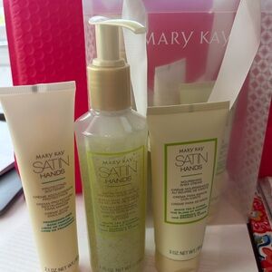 Mary Kay satin hands set. White tea and citrus scent.